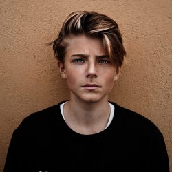 oliver-ragfelt-khV4fTy6-D8-unsplash